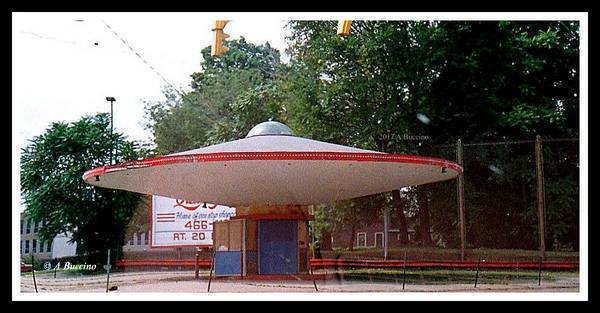 Flying Saucer Gas Station, Ashtabula Ohio, 1970s © A Buccino
